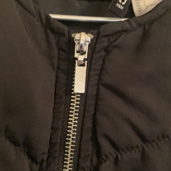 Lightweight staple H&M Divided Black Puffer with silver metal zipper S/M - Picture 2 of 9